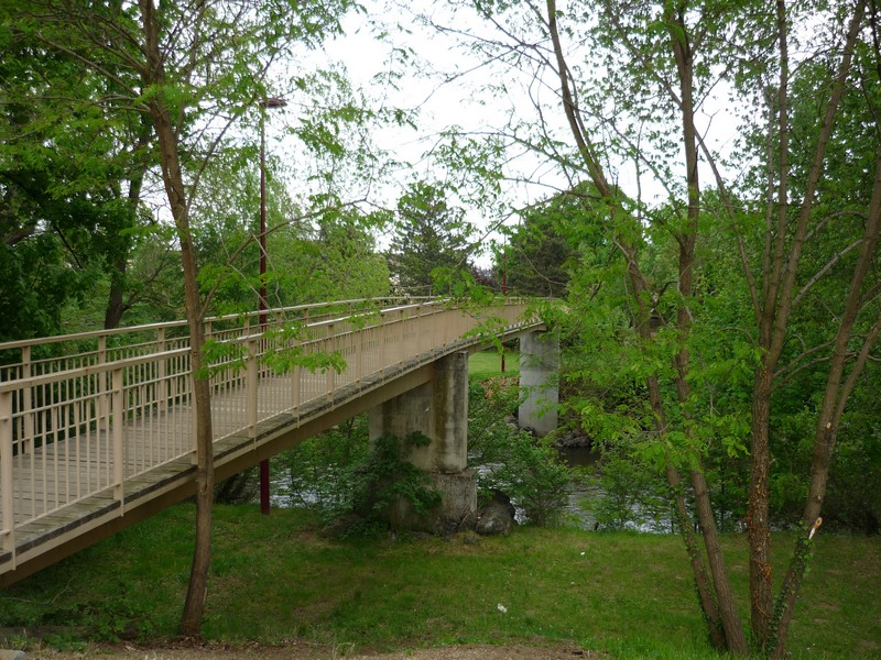 Passerelle du camping pour aller au village